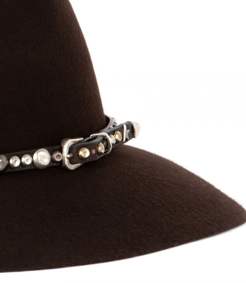 COFFEE-BROWN HAT WITH STUDDED LEATHER STRAP